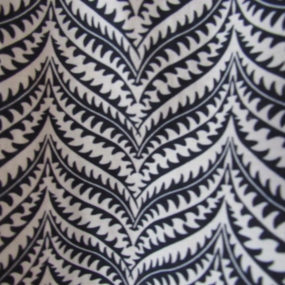 Elizabeth McKay Sleeveless Blouse Size 0 Black Blue White Ruffle Neckline - Picture 9 of 9